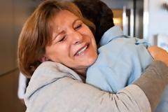 «Τώρα το τέρας ξαναμπήκε για λίγο στη φωλιά του»: Το γράμμα μιας μαμάς στον γιο της μετά τις Πανελλήνιες