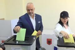 Το αλλόκοτο ντύσιμο του Ράμα - Ψήφισε με σακάκι, κοντό παντελόνι και ψηλή κάλτσα!