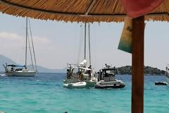 Η ίδια εικόνα για ακόμη ένα καλοκαίρι στο Βαθυαβάλι: Σκάφη αγκυροβόλησαν στα 50 μέτρα από την ακτή – επενέβη το Λιμενικό (φωτο)