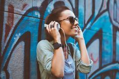 Ένα δισ. ανθρώπων κινδυνεύει να χάσει την ακοή του -Ο Π.Ο.Υ. προειδοποιεί για τον κίνδυνο των ακουστικών