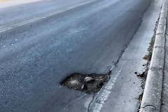 Φονική λακκούβα στην λεωφόρο Καλλιθέας - φώτος