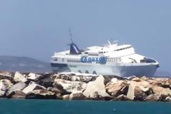 Εντυπωσιακές εικόνες από το «Paros Jet» που παλεύει με κύματα 9 μποφόρ