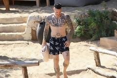 Ο Πάρις Κασιδόκωστας στη Βουλιαγμένη με την Τάμτα και την κόρη της  Άννυ