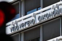 Κάτω του στόχου ανάπτυξη και πλεόνασμα φέτος