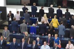 Την πλάτη τους στον ευρωπαϊκό ύμνο γύρισαν οι «Ευρωβουλευτές» του κόμματος του Brexit