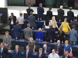 Φωτογραφία για Την πλάτη τους στον ευρωπαϊκό ύμνο γύρισαν οι «Ευρωβουλευτές» του κόμματος του Brexit
