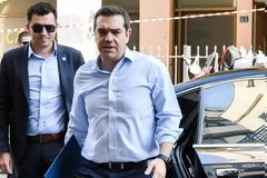 Την εκτός έδρας εμφάνιση θα φορέσει στην αποψινή συνέντευξη στον ΣΚΑΪ ο Αλέξης Τσίπρας