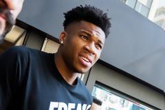 Αφιέρωμα του BBC στον Αντετοκούνμπο: Ο Γιάννης «ξαναφτιάχνει» την Ελλάδα!