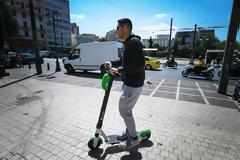 Ρυθμίσεις για τα ηλεκτρικά πατίνια από το υπουργείο Μεταφορών - Χρήση μόνο με κράνος...