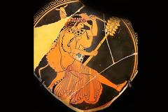 Και ο Διόνυσος με το θύρσο του περιμένει.