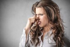 Τι είναι και γιατι μυρίζει ο ιδρώτας; Τι να κάνετε, τι να τρώτε και τι να αποφεύγετε;