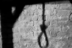 Σοκ στο Παναιτώλιο: Άνδρας βρέθηκε κρεμασμένος στον κήπο του σπιτιού του