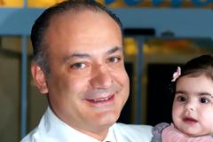 Αυξέντιος Καλαγκός: Ο Έλληνας καρδιοχειρουργός που έχει σώσει αφιλοκερδώς, πάνω από 15.000 παιδάκια