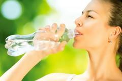 Γεμίζετε πολλές φορές το ίδιο πλαστικό μπουκάλι; Δείτε έναν κίνδυνο που δεν ξέρατε…