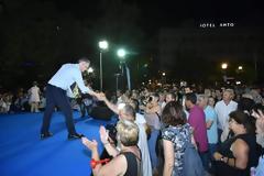 ΓΕΜΙΣΕ Η ΚΕΝΤΡΙΚΗ ΠΛΑΤΕΙΑ ΤΟΥ ΑΓΡΙΝΙΟΥ ΣΤΗΝ ΟΜΙΛΙΑ ΤΟΥ ΚΩΣΤΑ ΚΑΡΑΓΑΚΟΥΝΗ ΧΘΕΣ ΤΟ ΒΡΑΔΥ