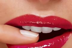 Άσπρα δόντια σε 3 λεπτά: Δες πώς να το πετύχεις με υλικά από την κουζίνα!