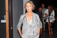 Η Lauren Hutton περπάτησε στην πασαρέλα του οίκου Valentino στα 75 της χρόνια