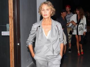 Φωτογραφία για Η Lauren Hutton περπάτησε στην πασαρέλα του οίκου Valentino στα 75 της χρόνια