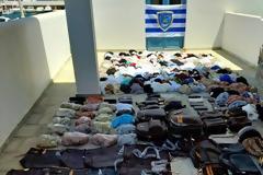 Μύκονος: Σενεγαλέζοι πωλούσαν τσάντες και φορέματα μαϊμου