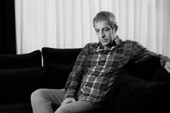 Θύμα άγριου ξυλοδαρμού από μπράβους ο Θέμης Αδαμαντίδης!