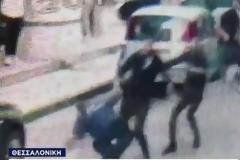 Εικόνες-σοκ με τον ξυλοδαρμό αστυνομικού από μπράβους στη Θεσσαλονίκη (video)