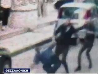 Φωτογραφία για Εικόνες-σοκ με τον ξυλοδαρμό αστυνομικού από μπράβους στη Θεσσαλονίκη (video)