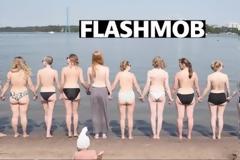 Δεκάδες Φινλανδές ξεγύμνωσαν τα στήθη τους σε παραλία του Ελσίνκι για flashmob διαμαρτυρίας