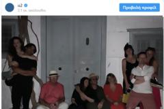 Στην Ύδρα ο Μπόνο των U2 - Η φωτογραφία μπροστά από το σπίτι του Κοέν