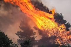 Φωτιά στα Σπάτα - Διάσπαρτες κατοικίες στο σημείο