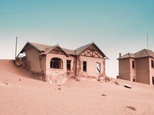 Φωτογραφία για H πόλη - φάντασμα της Ναμίμπια που βυθίζεται καθημερινά στην... έρημο