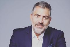 Κούλλης Νικολάου όσα είπε για τις νέες του σειρές και το φιλί με τη γυναίκα του μπροστά στην κάμερα!