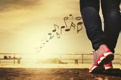 Το περπάτημα μπορεί να βελτιωθεί όταν συνδυάζεται με τη μουσική σε άτομα με Σκλήρυνση