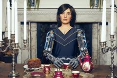 Ανθρωπόμορφο ρομπότ, με τεχνητή νοημοσύνη, εκθέτει τα έργα του