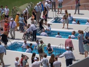 Φωτογραφία για Εκατοντάδες άτομα βαφτίστηκαν ως Μάρτυρες του Ιεχωβά στο Ο.Α.Κ.Α (Photo)