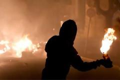 Εξάρχεια: Μολότοφ και «κρυφτό» με τα ΜΑΤ, λίγο πριν ανοίξουν οι κάλπες