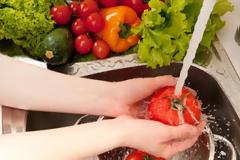 Πώς πλένουμε τα φρούτα και λαχανικά. Γιατί δεν χρησιμοποιούμε σαπούνι  (Της Αγγελικής Μήλιου, βιολόγος, medlabnews.gr)