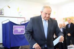 Αποθέωση Καραμανλή... με χειροφίλημα στη Θεσσαλονίκη πριν την κάλπη