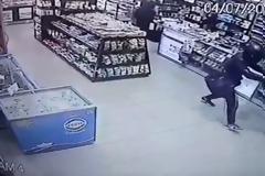 Ληστές εισβάλουν σε κατάστημα - Λιποθύμησε πελάτισσα από τον φόβο της