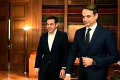Ο Αλέξης Τσίπρας συνεχάρη τον Κυριάκο Μητσοτάκη, τη Δευτέρα η παράδοση στο Μαξίμου