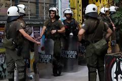 Εξάρχεια: Επίθεση σε δυο εκλογικά τμήματα - Πήραν και έκαψαν κάλπη στην πλατεία