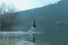 Πόσο γρήγορα πρέπει να τρέξεις αν θες να περπατήσεις στο νερό; (βίντεο)