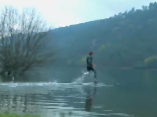 Φωτογραφία για Πόσο γρήγορα πρέπει να τρέξεις αν θες να περπατήσεις στο νερό; (βίντεο)