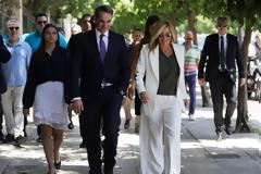 Tι φόρεσαν η Πρώτη Κυρία, η Σοφία και η Δάφνη Μητσοτάκη στο Μέγαρο Μαξίμου