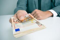 ΟΑΕΔ: Μάθε πώς θα κάνεις αίτηση για το επίδομα για εργαζόμενες μητέρες