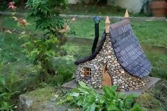 ΚΑΤΑΣΚΕΥΕΣ - Δείτε πως θα φτιάξετε ένα υπέροχο Νεράιδόσπιτο από βότσαλα και πλαστικά μπουκάλια!