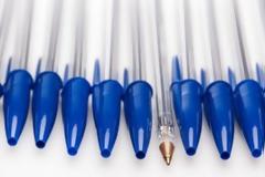 Απαντήθηκε το μυστήριο: Μα γιατί το καπάκι των στυλό έχει τρύπα;