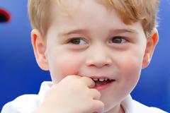 O Roger Federer προπονεί τον πρίγκιπα George στο τένις