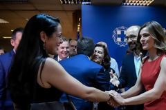 Όλα τα φλας στην Δόμνα Μιχαηλίδου και την Έφη Αχτσιόγλου!