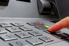 Του άδειασαν τις τσέπες όσο έκανε... ανάληψη από ΑΤΜ