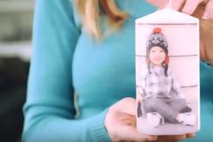 ΚΑΤΑΣΚΕΥΕΣ - Τυλίγει μία Φωτογραφία γύρω από το κερί και την ζεσταίνει με το πιστολάκι. Το αποτέλεσμα; Καταπληκτικό!